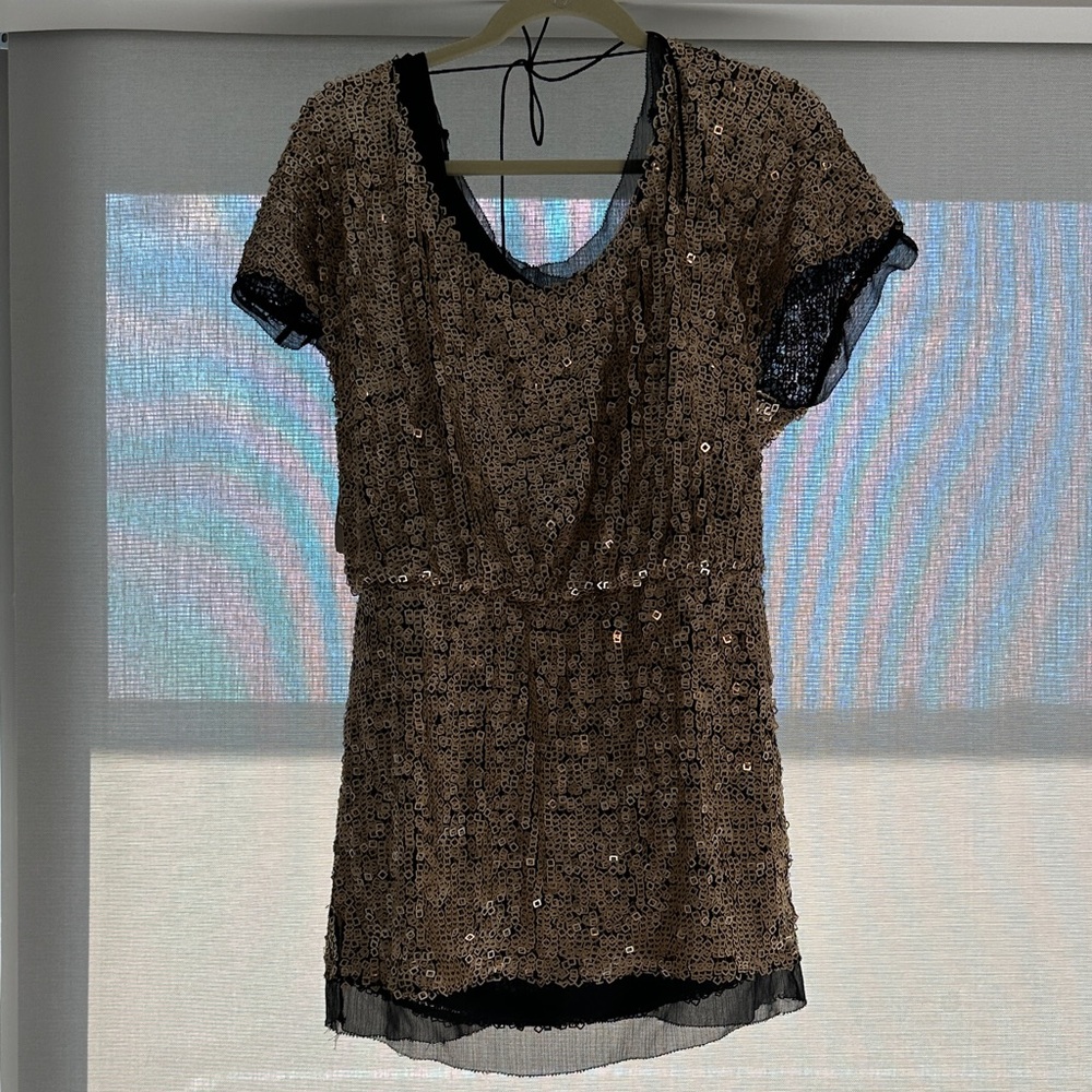 Brand new Aidan Mattox gold square sequence top! Never worn. Size 10✨